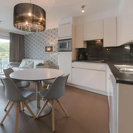 아파트 Sea Breeze With Parking By Interhome 브레데네